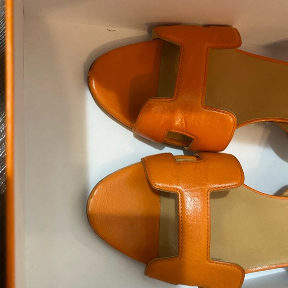 Sz 37 Hermes sandals short heels signs of wear on the bottom and some few scuffs - Picture 6 of 15
